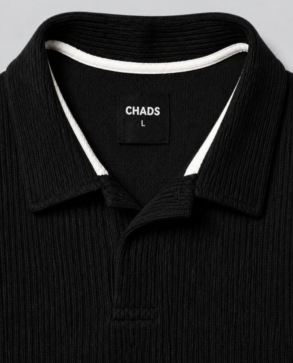Detalle del cuello y la etiqueta CHADS de la chomba negra