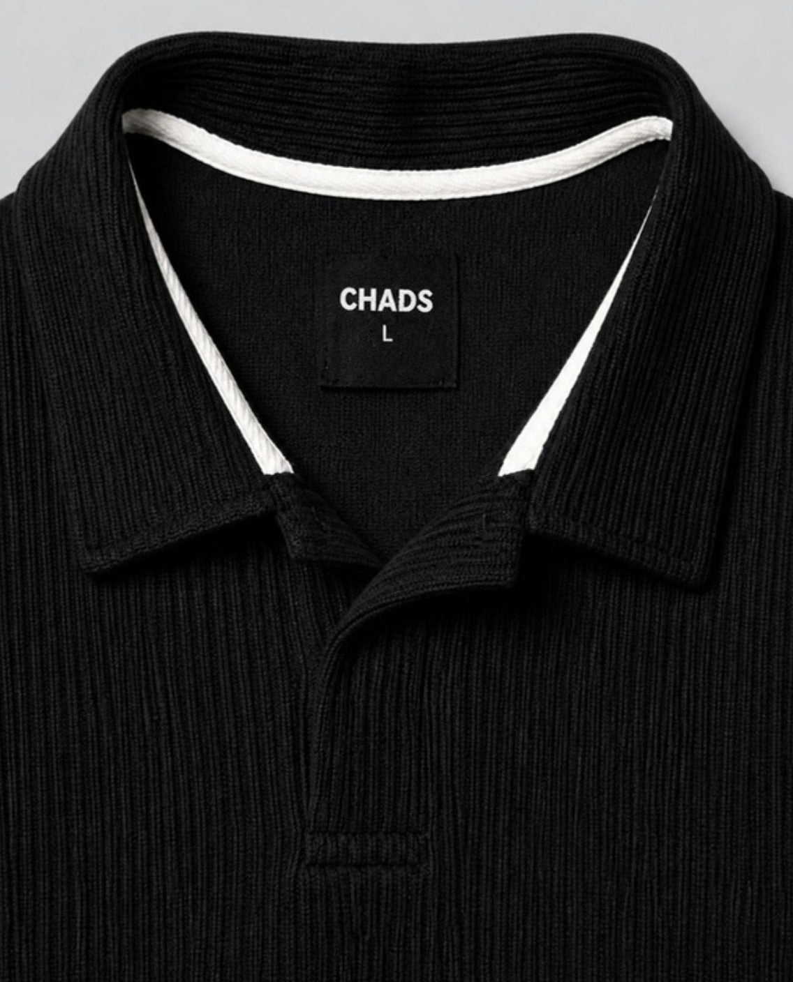 Detalle del cuello y la etiqueta CHADS de la chomba negra
