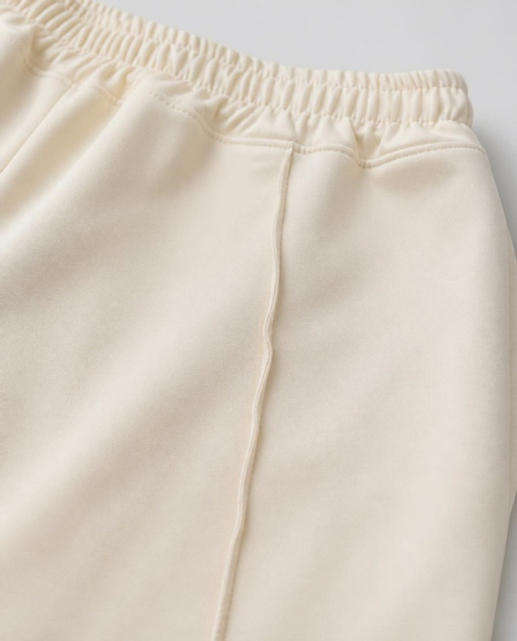 Detalle de la cintura elástica y la costura del pantalón CHADS