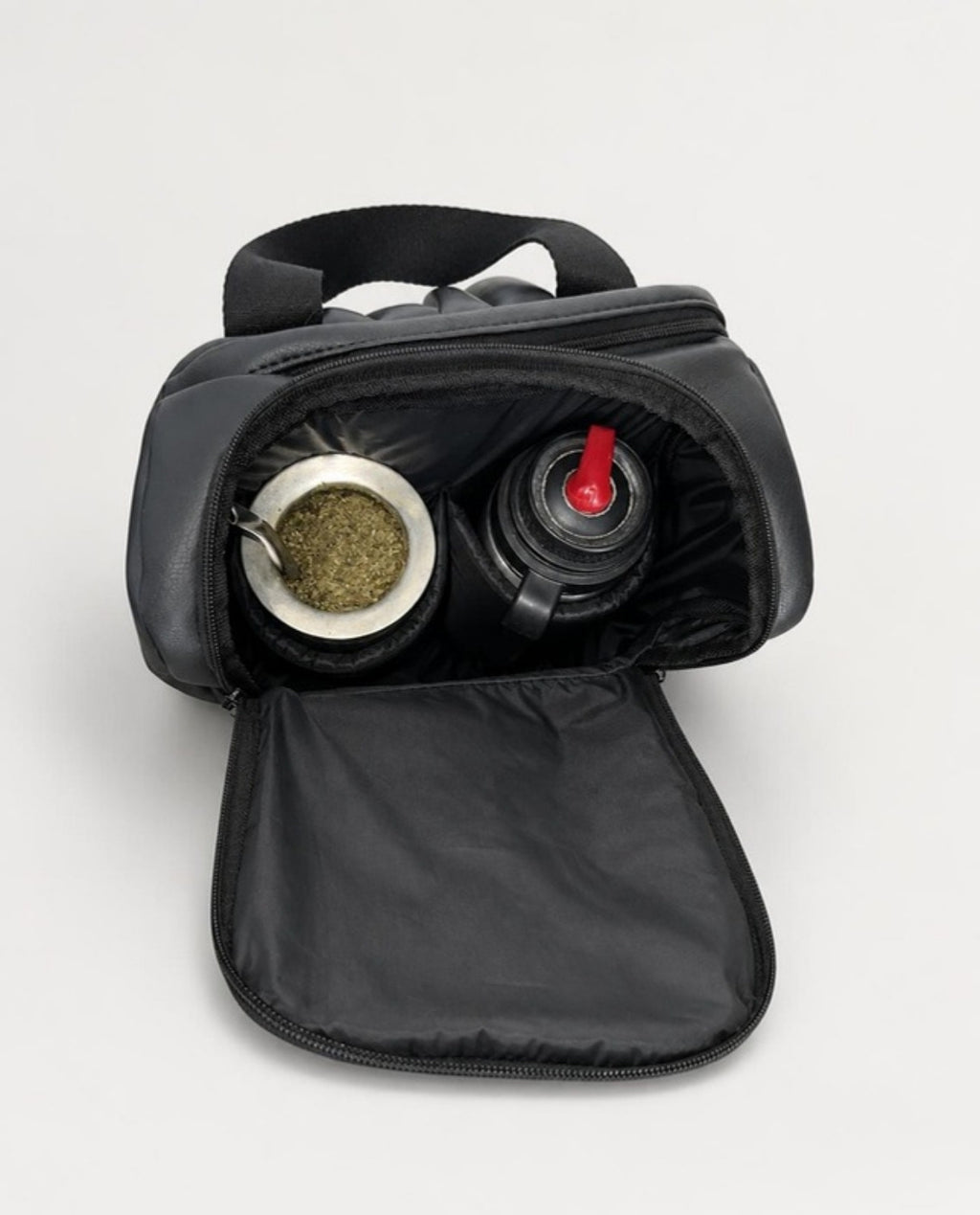 Mochila Matera CHADS abierta con mate y termo