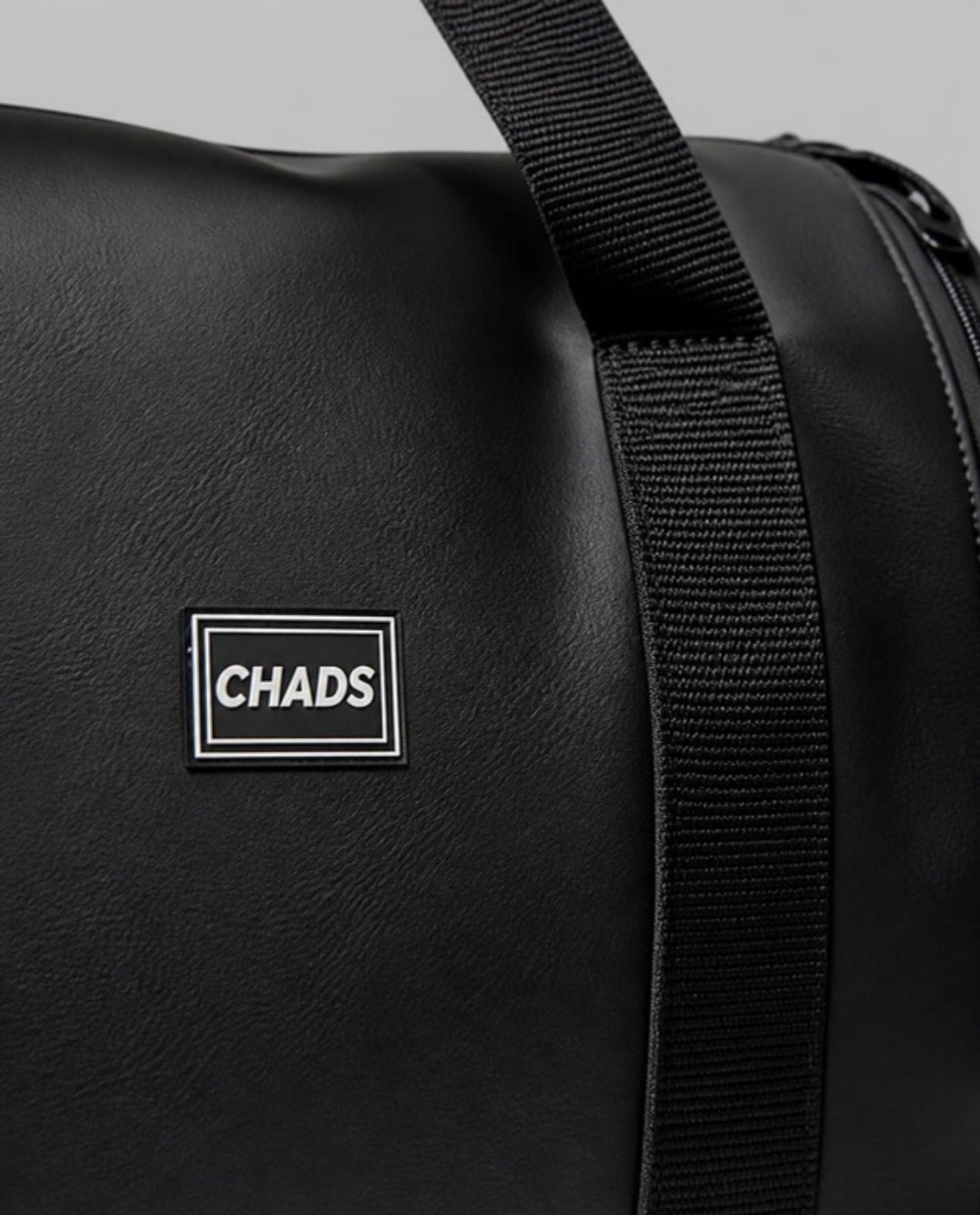 Detalle del logo CHADS del bolso de viaje