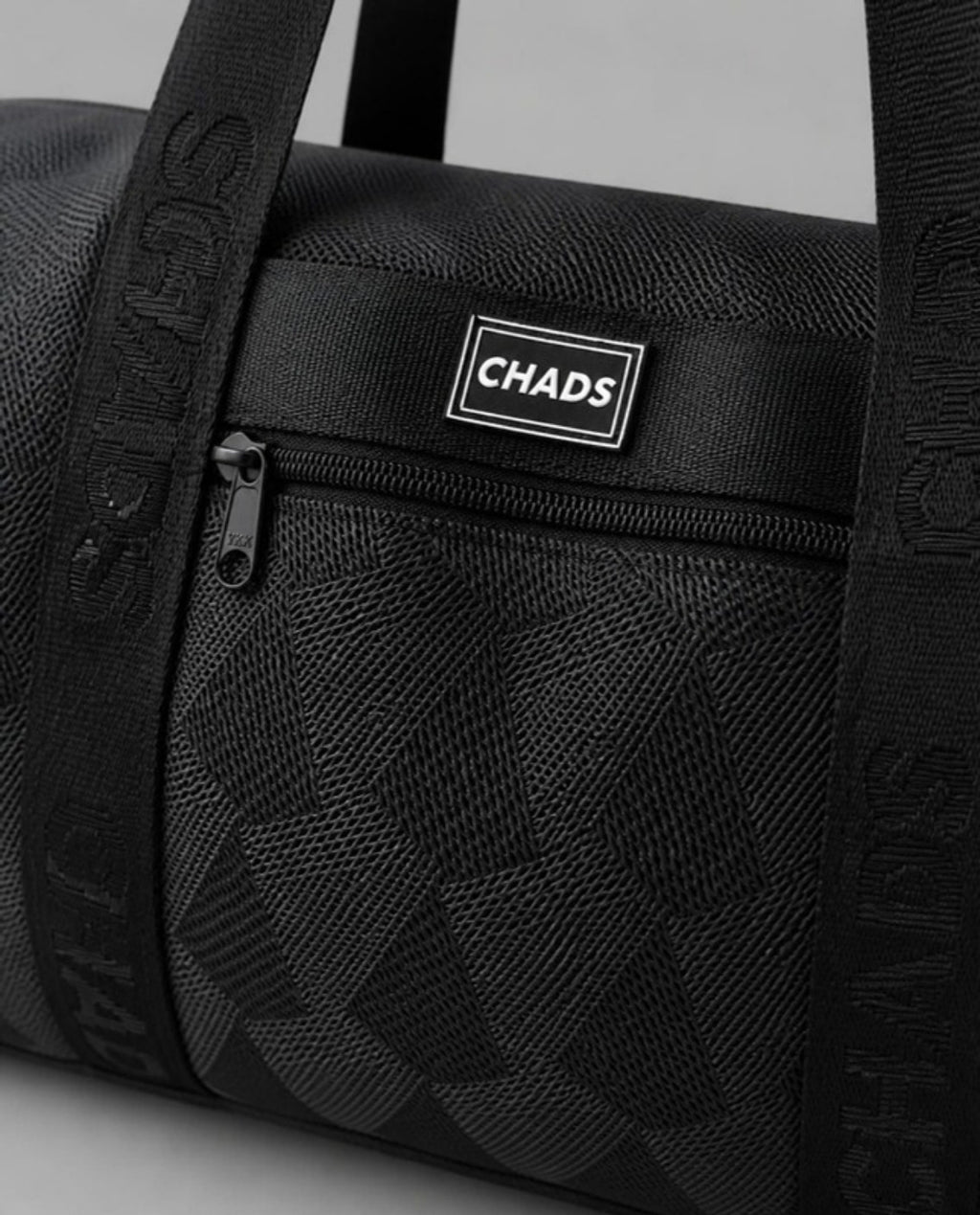 Detalle del logo CHADS y la tela del bolso deportivo