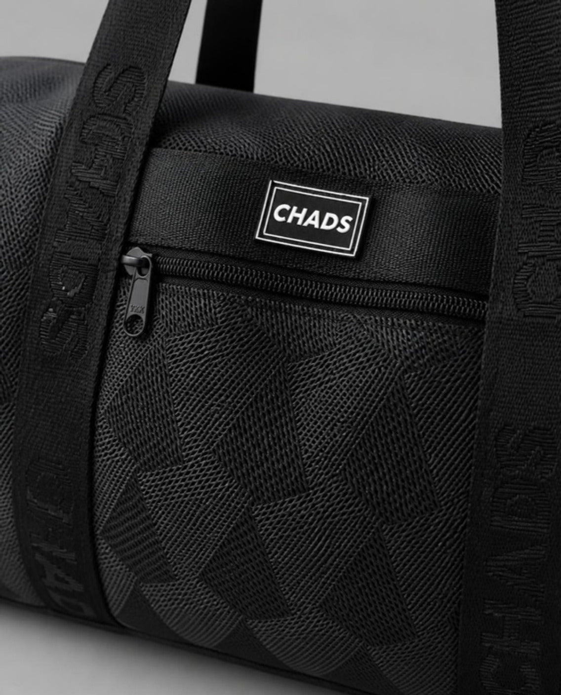 Detalle del logo CHADS y la tela del bolso deportivo